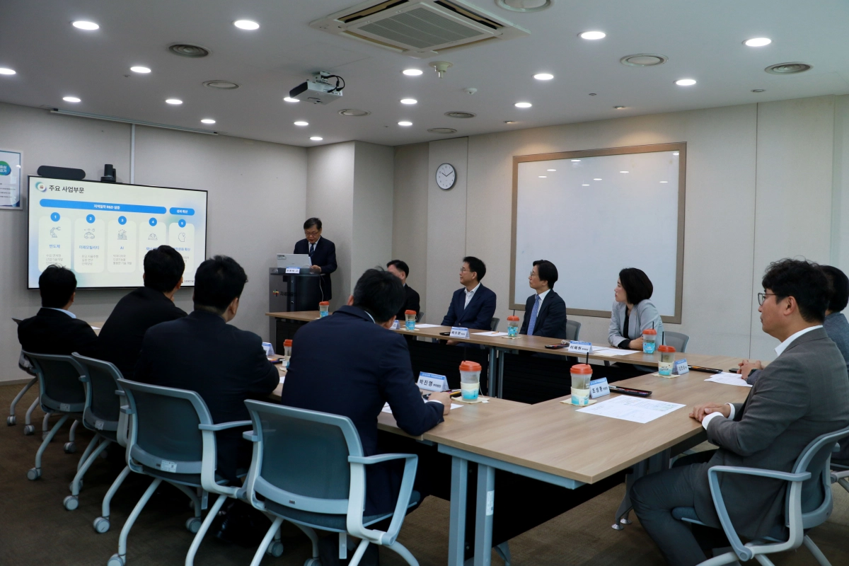 ▲ 경기도의회 기획재정위원회 위원들이 차세대융합기술연구원 정책간담회장에서 융기원의 주요 사업 부문 및 현안에 대한 브리핑을 경청하고 있다. (사진=경기도의회)