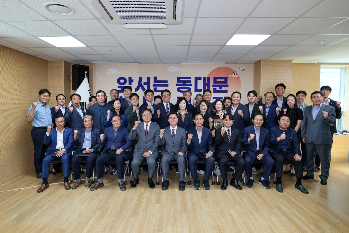 최동민(앞줄 왼쪽 다섯번째) 동대문구청장 당선인이 지난 15일 휘경동 50플러스센터 인수위원회 사무실에서 ‘민선9기 동대문구청장직 인수위원회’ 위원장 위촉식을 갖고 기념 사진을 찍고 있다. 동대문구 제공