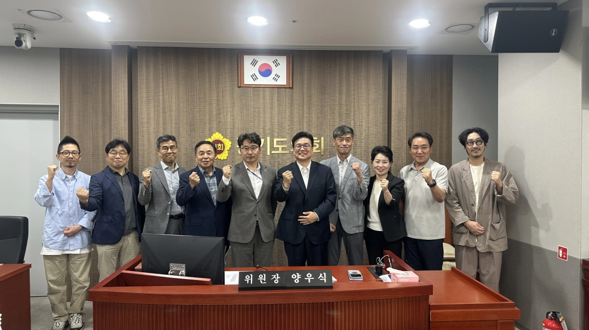 ▲ ‘한미동맹 우호기념관 건립 연구용역 최종보고회’에서 양우식 의회운영위원장과 국방·전시 분야 실무 전문가 및 연구진들이 성공적인 연구 종료를 기념하며 파이팅을 외치고 있다. (사진=경기도의회)