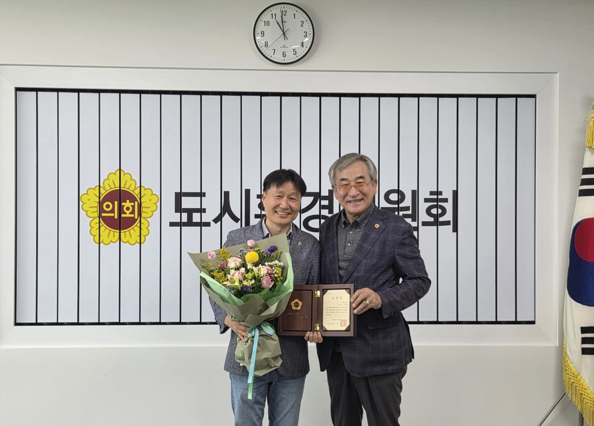 ▲ 경기도의회 도시환경위원회 회의실에서 김태희 의원(왼쪽)이 「경기도 모듈러주택 공급 활성화 지원 조례」로 ‘2025년도 경기도의회 우수조례’ 의장표창을 수상한 후 기념촬영을 하고 있다. (사진=경기도의회)
