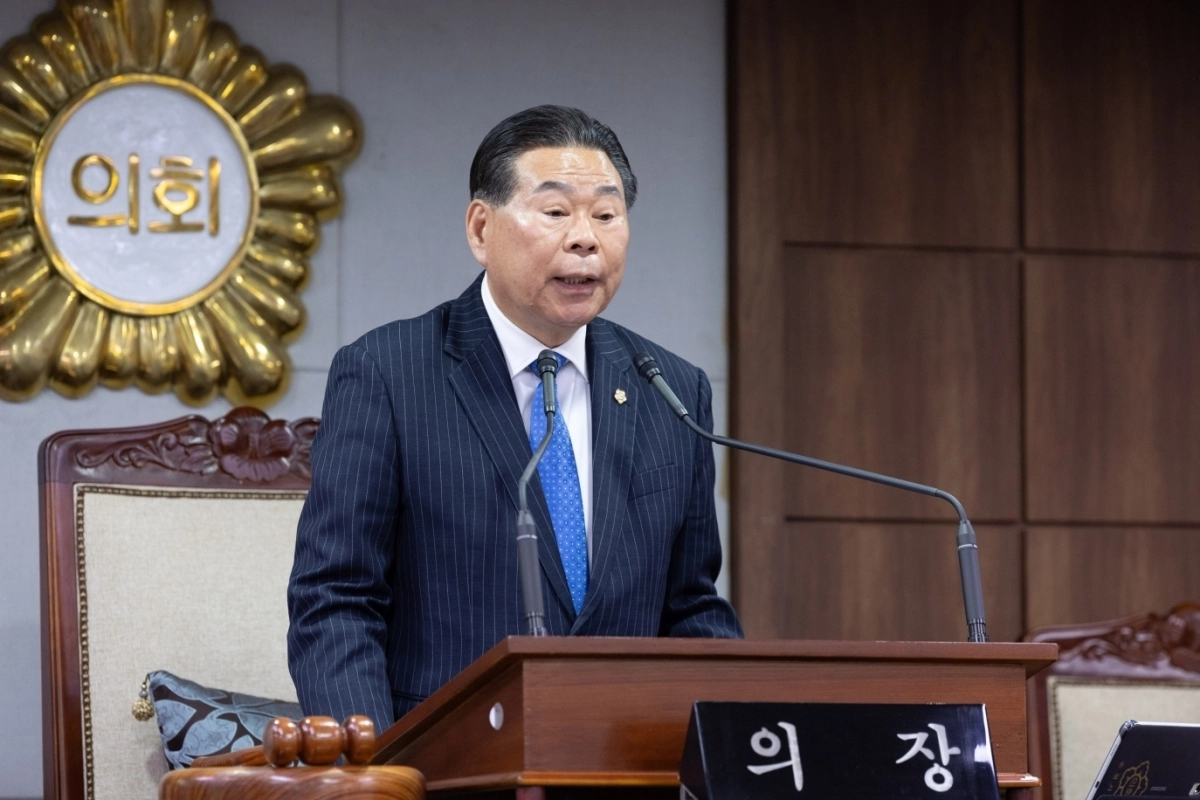 순천시의회가 16일 제295회 임시회를 끝으로 4년간의 의정활동을 마무리한다. 사진은 강형구 의장이 15일 개회 인사말을 하고 있는 모습.