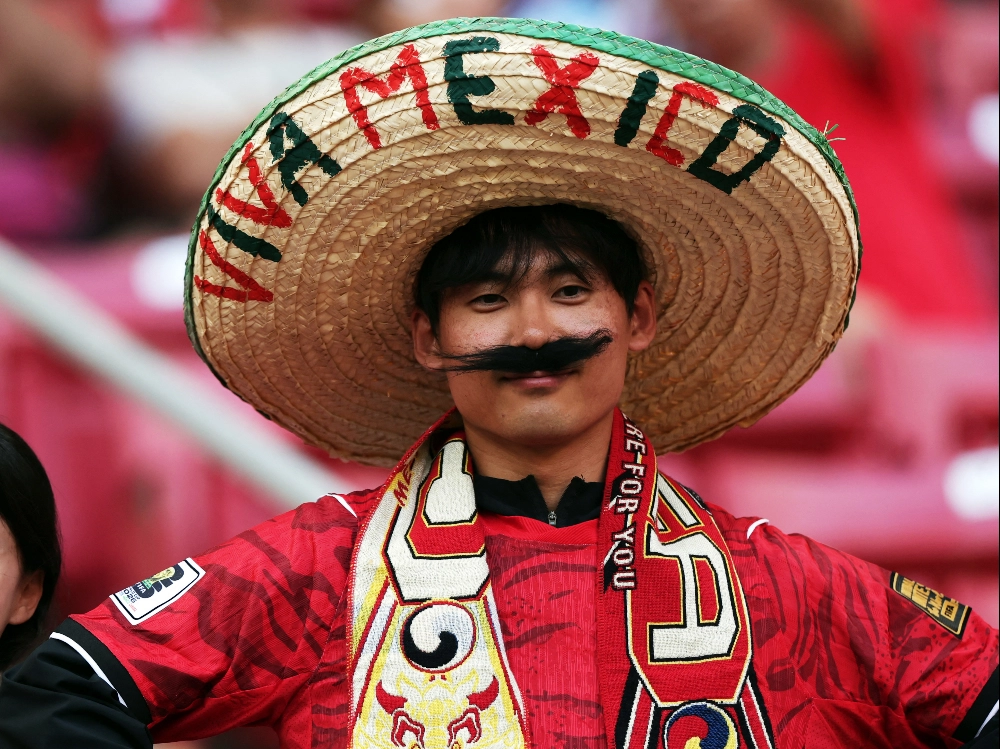 11일(현지시간) 멕시코 과달라하라의 에스타디오 과달라하라에서 열리는 FIFA 월드컵 2026 A조 대한민국과 체코의 경기를 앞두고, 경기장 안에서 한 한국 팬이 솜브레로를 착용한 모습. 2026.06.11 로이터 연합뉴스