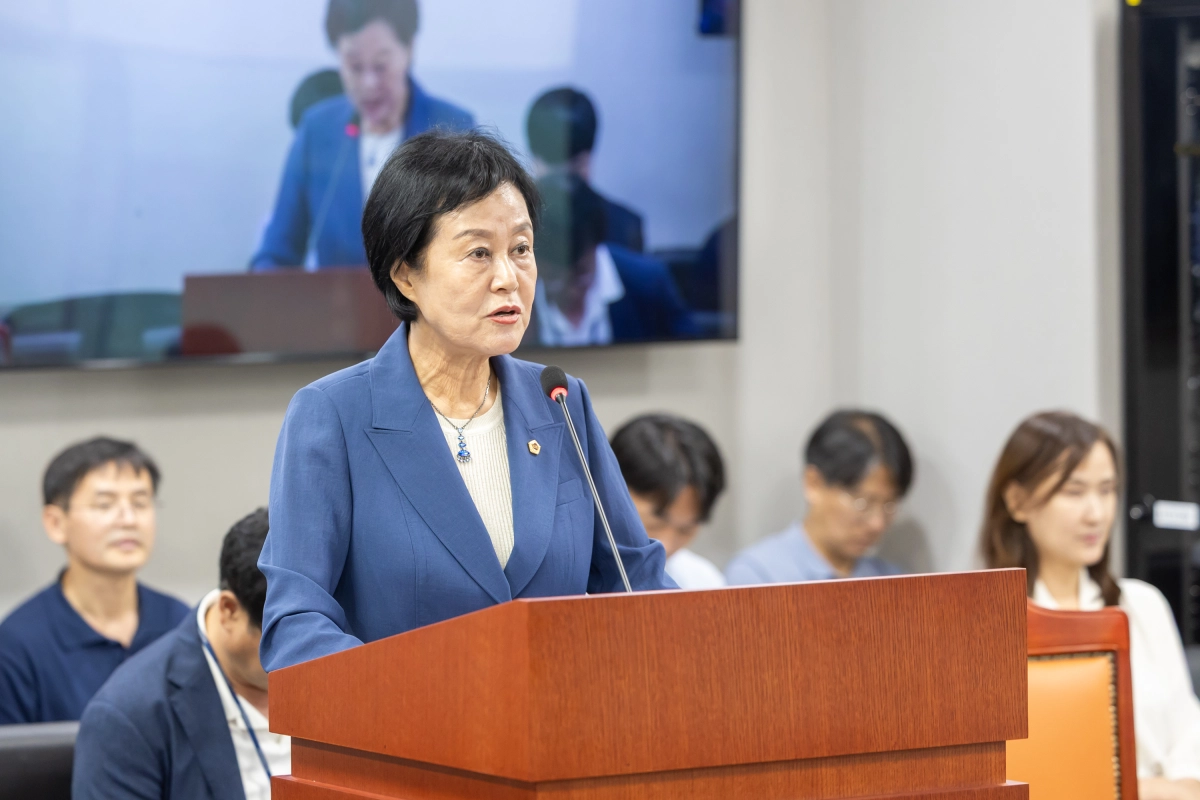 ▲ 경기도의회 건설교통위원회 박명숙 의원이 대표 발의한 조례안에 대해 제안설명을 하고 있다. (사진=경기도의회)