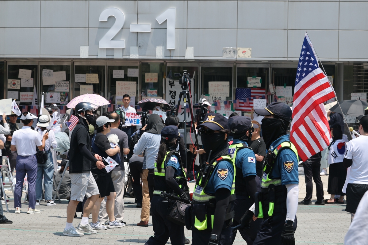 6·3지방선거 투표용지 부족 사태로 촉발된 잠실 개표소 봉쇄 시위가 12일째 이어진 16일 경찰들이 서울 송파구 올림픽공원 핸드볼경기장 앞에서 근무하고 있다. 연합뉴스