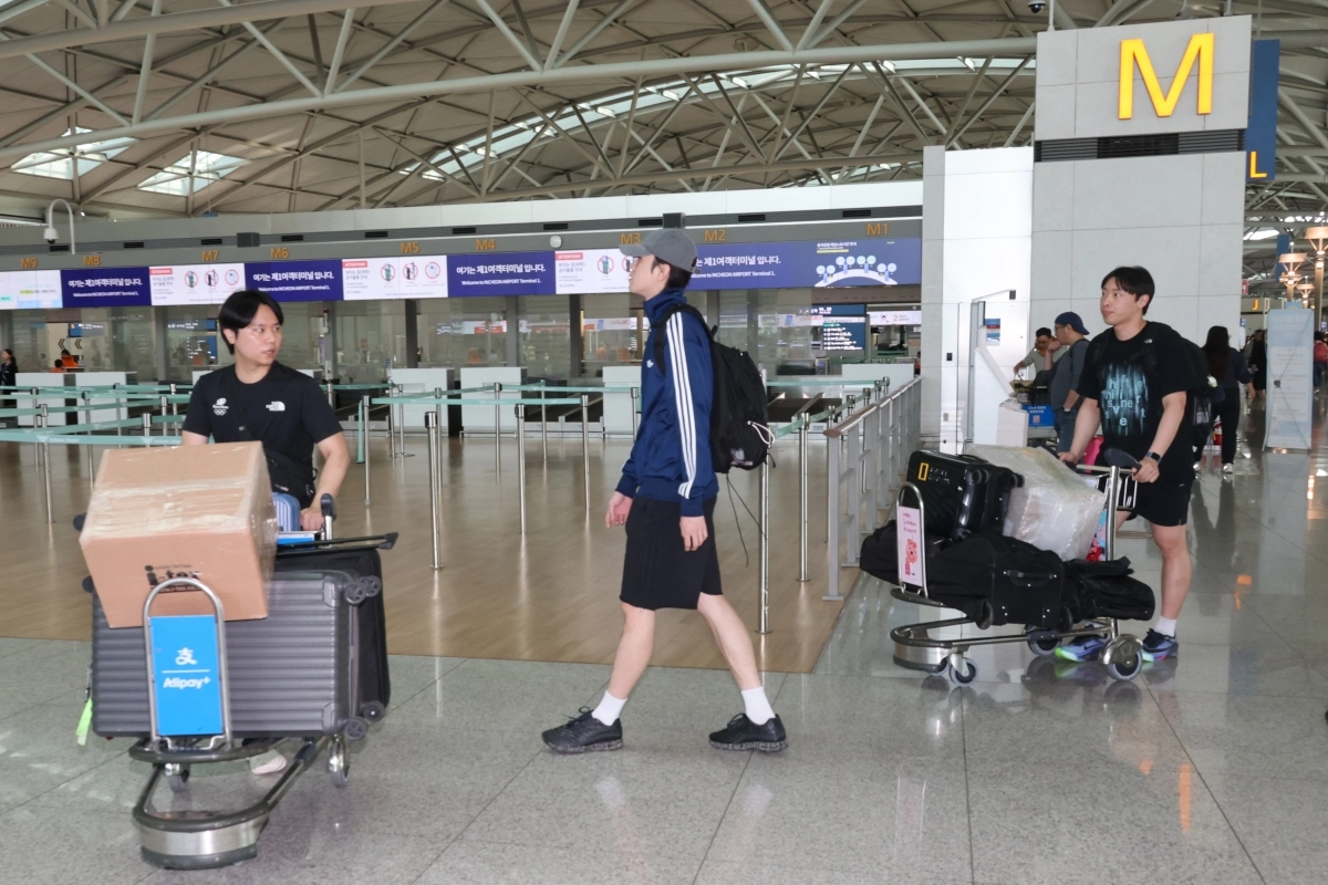 잠실 개표소 봉쇄 시위로 인해 개인 장비를 급하게 조달해 국제대회에 출전하는 펜싱 국가대표 선수들이 뉴델리 아시아선수권대회 참가를 위해 16일 인천국제공항을 통해 출국하고 있다. 연합뉴스