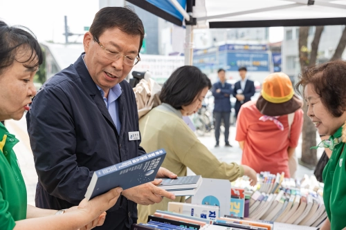 김경호 서울 광진구청장이 지난해 자양동에서 열린 ‘광진구민 알뜰도서 무료 교환시장’에서 책을 살펴보고 있다.  광진구 제공