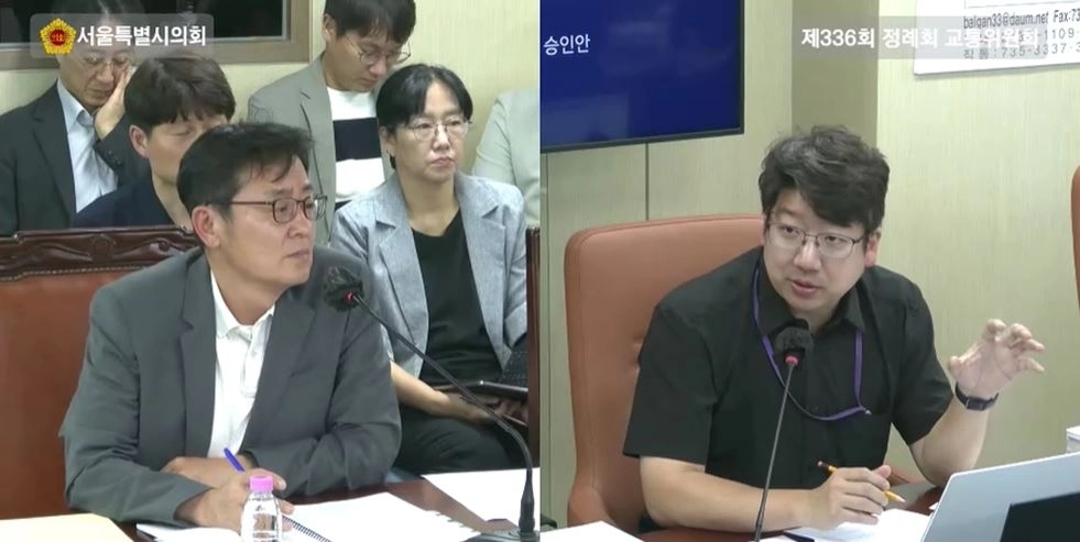 제336회 정례회 제1차 교통위원회 회의에서 여장권 교통실장(왼쪽)과 제3차 서울시 도시철도망 구축계획에 대해 논의하는 문성호 서울시의원. 서울시의회 제공