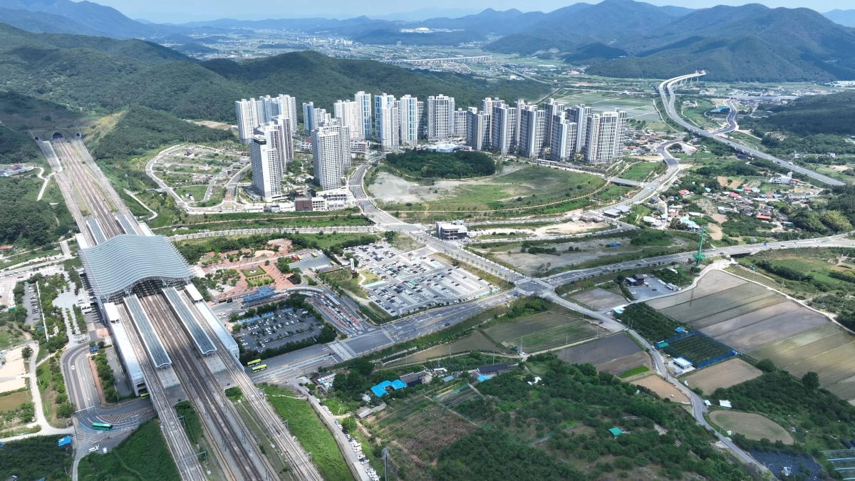 경북 경주시 KTX 경주역과 역세권 아파트단지 일원. 경주시 제공