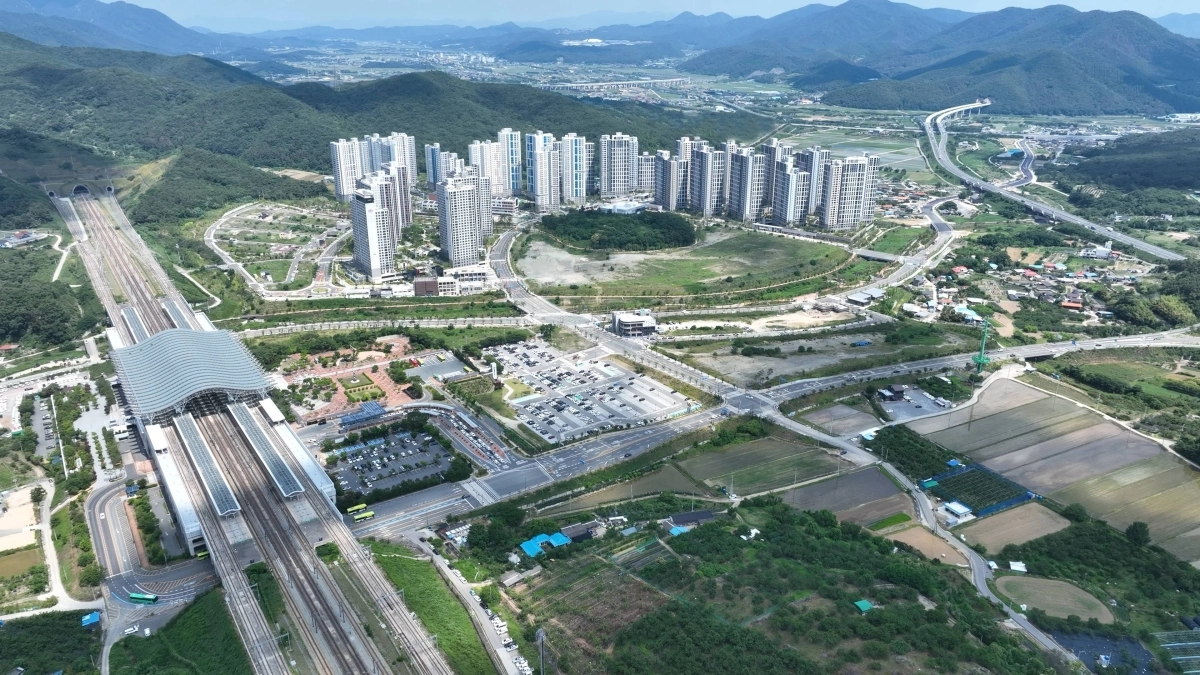 경북 경주시 KTX 경주역과 역세권 아파트단지 일원. 경주시 제공