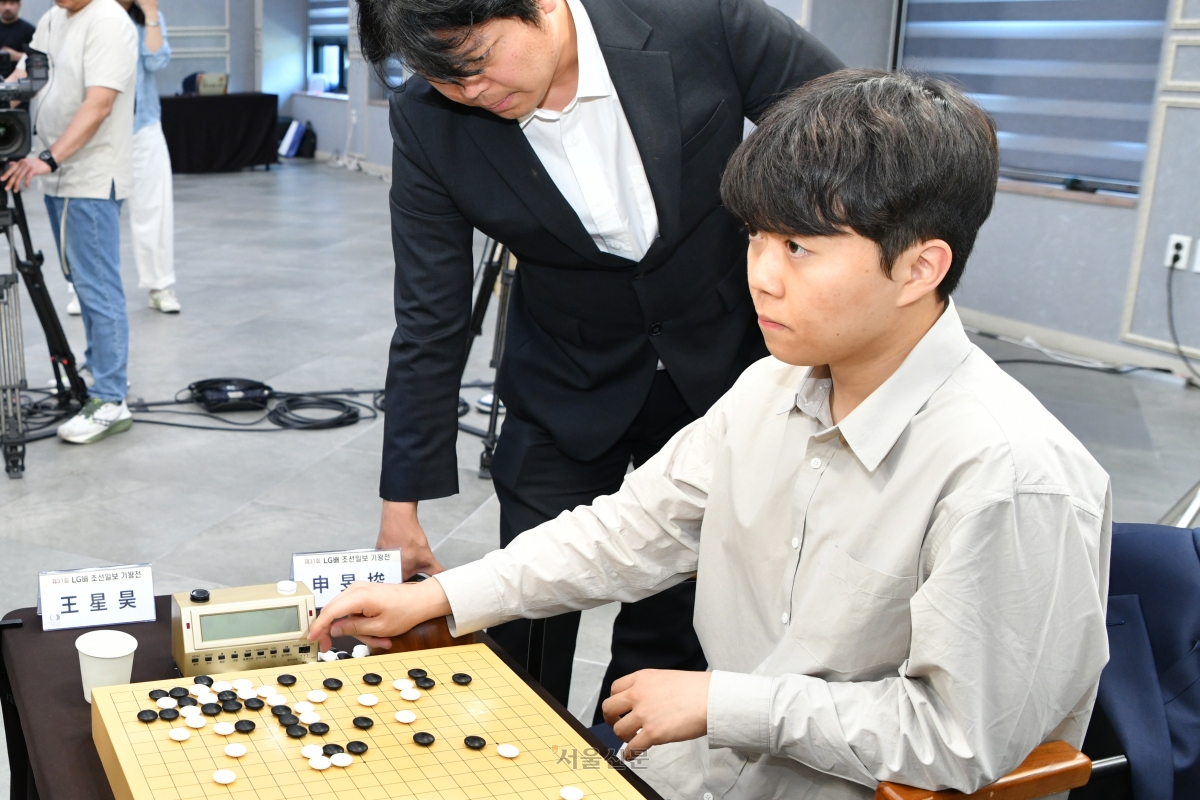 신민준 9단이 16일 전북 전주시 한옥호텔 왕의지밀에서 열린 제31회 LG배 기왕전 결승 3번기 최종국이 끝난 뒤 왕싱하오 9단과 복기하고 있다. 2026.6.16 한국기원 제공