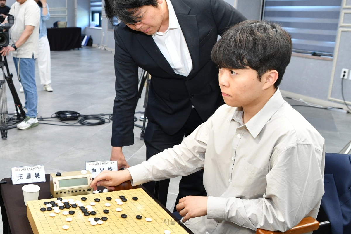 신민준 9단이 16일 전북 전주시 한옥호텔 왕의지밀에서 열린 제31회 LG배 기왕전 결승 3번기 최종국이 끝난 뒤 왕싱하오 9단과 복기하고 있다. 2026.6.16 한국기원 제공
