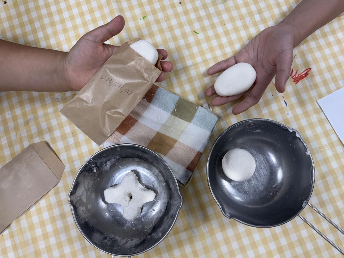 지난 13일 서울 성북구 장위청소년문화누림센터에서 진행된 ‘나는야 친환경 예술가–쓰레기 없는 생활, 제로웨이스트 비누바 만들기’ 프로그램이 진행되고 있다. 성북구 제공