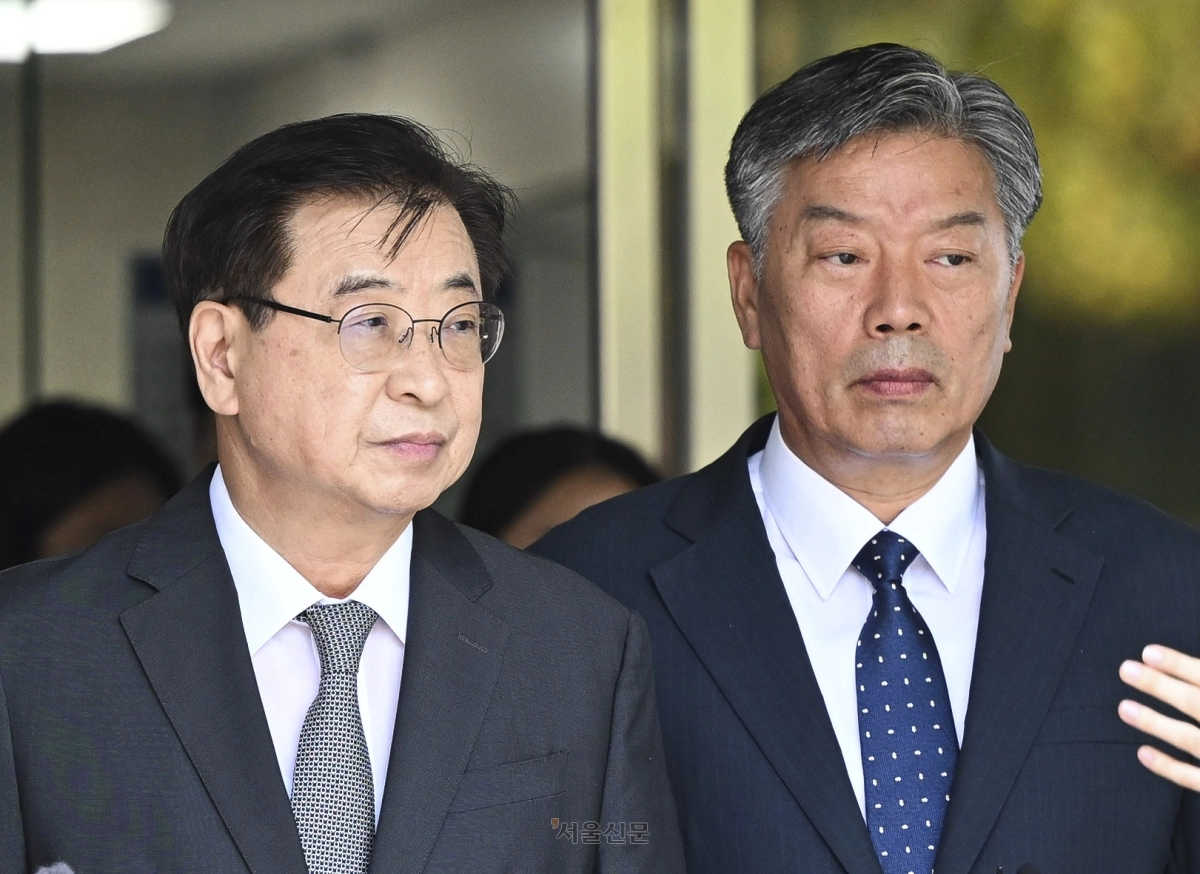 서훈(왼쪽) 전 청와대 국가안보실장과 김홍희 전 해양경찰청장이 16일 서울 서초구 서울고등법원에서 열린 서해 공무원 피격 사실 은폐 관련 항소심에서 무죄를 선고받은 뒤 법원을 나서고 있다. 2026.6.16 이지훈 기자