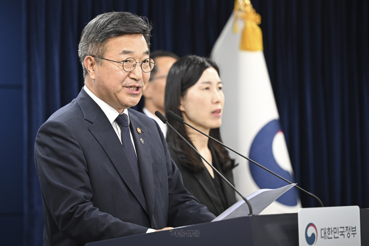 윤호중 행정안전부 장관이 16일 서울 종로구 정부서울청사에서 국민참정권 침해와 잠실 개표소 인근 시위 관련 대국민 담화를 하고 있다. 2026.6.16 이지훈 기자
