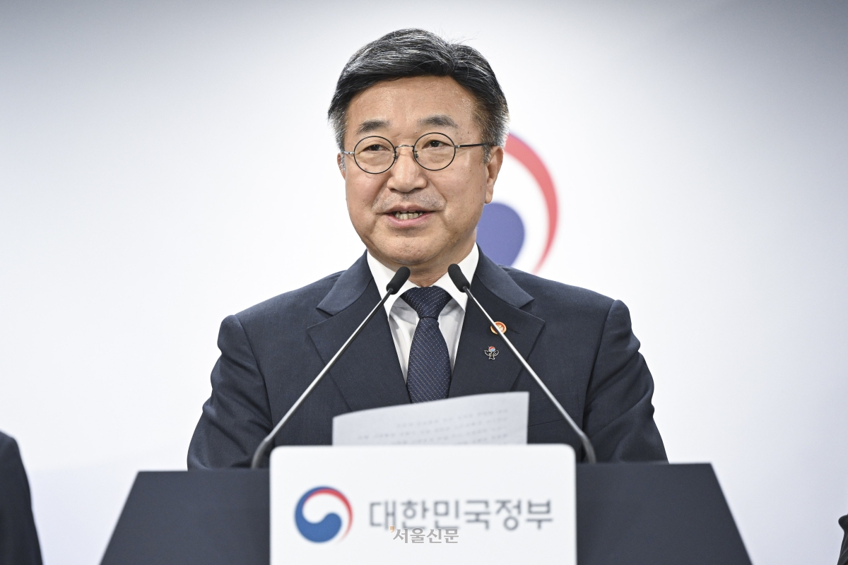 윤호중 행정안전부 장관이 16일 서울 종로구 정부서울청사에서 국민참정권 침해와 잠실 개표소 인근 시위 관련 대국민 담화를 하고 있다. 이지훈 기자