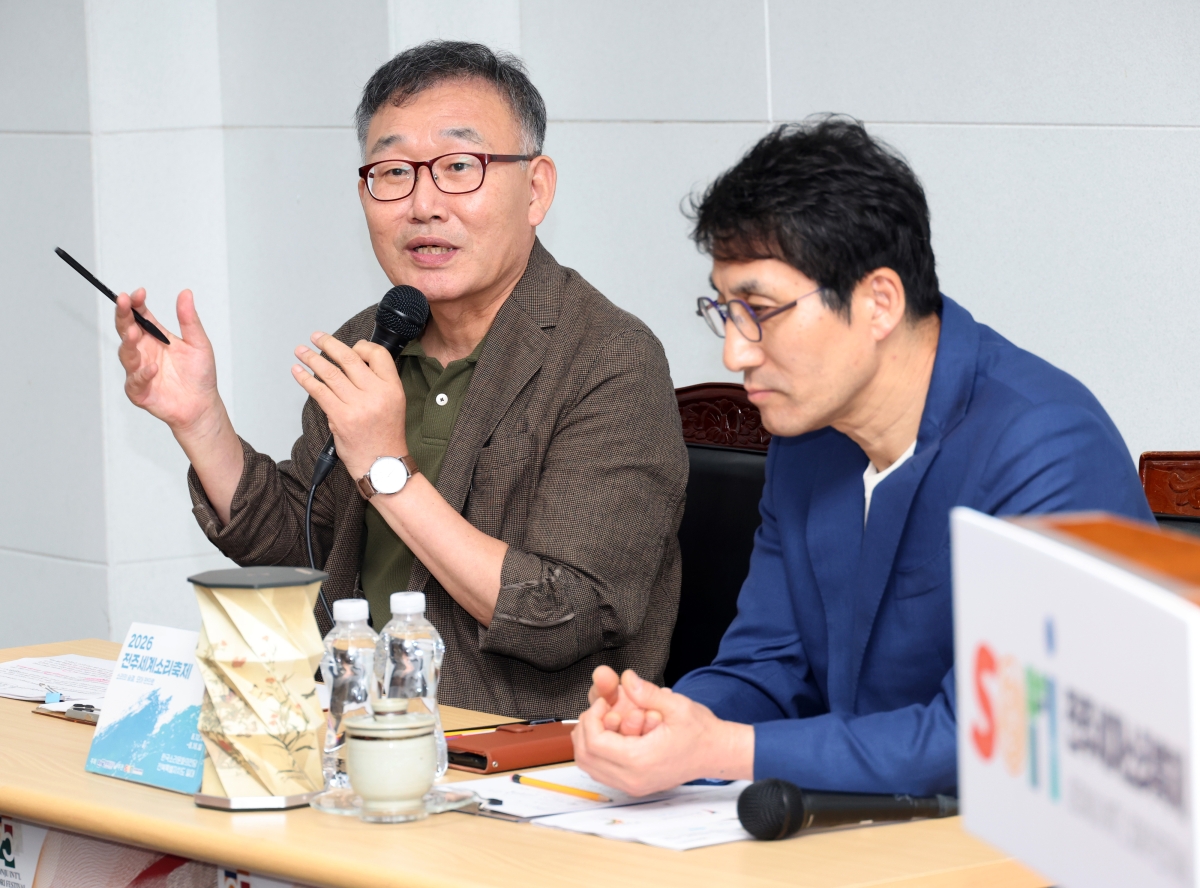 16일 전북 전주 한국소리문화의전당 국제회의장에서 열린 2026 전주세계소리축제 프로그램발표회에서 김정수(왼쪽) 집행위원장이 올해 축제를 소개하고 있다. ﻿  전주 연합뉴스