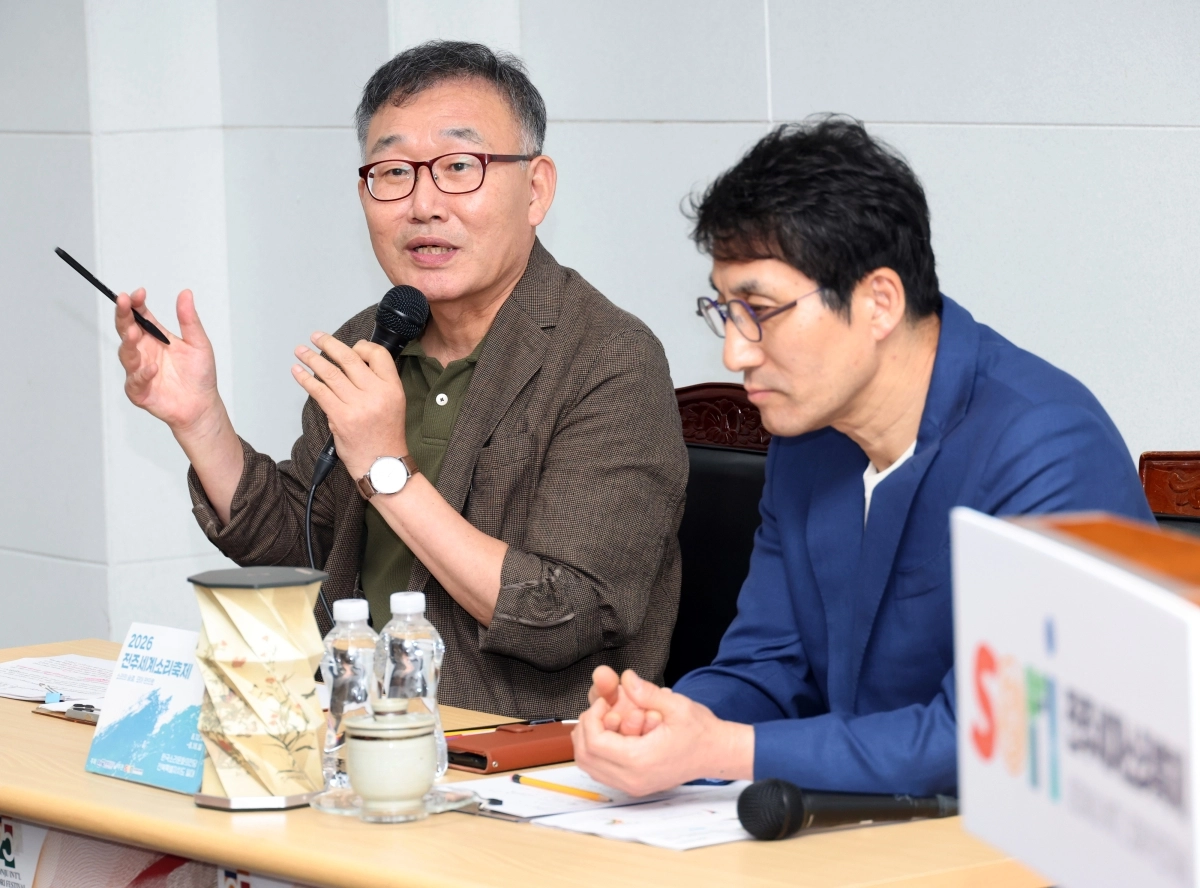 16일 전북 전주 한국소리문화의전당 국제회의장에서 열린 2026 전주세계소리축제 프로그램발표회에서 김정수(왼쪽) 집행위원장이 올해 축제를 소개하고 있다. ﻿  전주 연합뉴스
