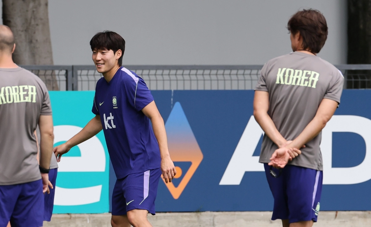 2026 국제축구연맹(FIFA) 북중미월드컵 조별리그 A조 2차전 멕시코와의 경기를 앞둔 한국 축구 대표팀 홍명보 감독이 16일(한국시간) 멕시코 과달라하라 인근 사포판의 치바스 베르데 바예에서 열린 팀 훈련에서 배준호를 바라보고 있다. 2026.6.16. 사포판 연합뉴스