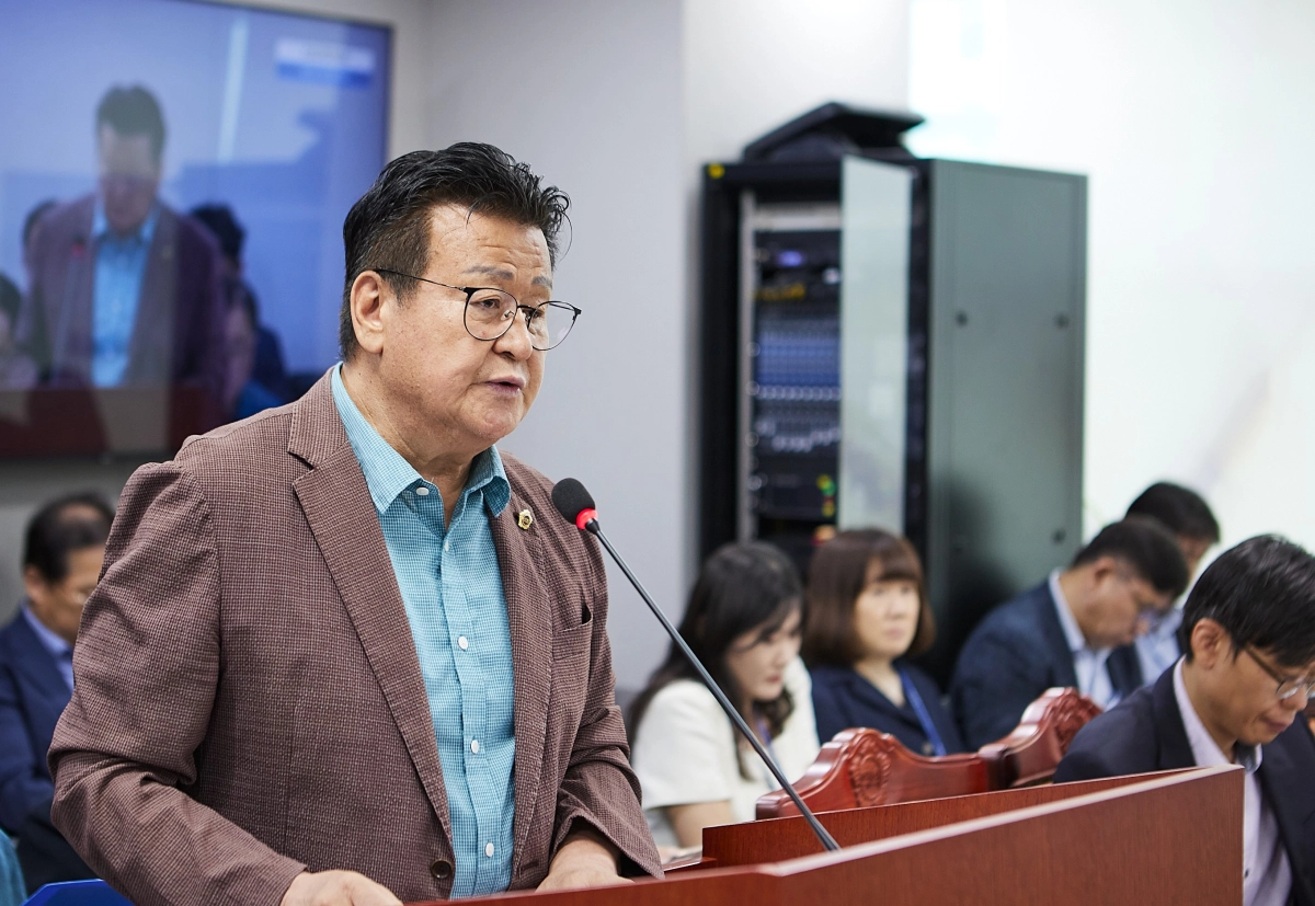 ▲ 안명규 의원이 제391회 정례회 건설교통위원회 회의에 참석해 대표 발의한 ‘경기도 접도구역 정비 지원 조례안’에 대해 제한설명을 하고 있다. (사진=경기도의회)