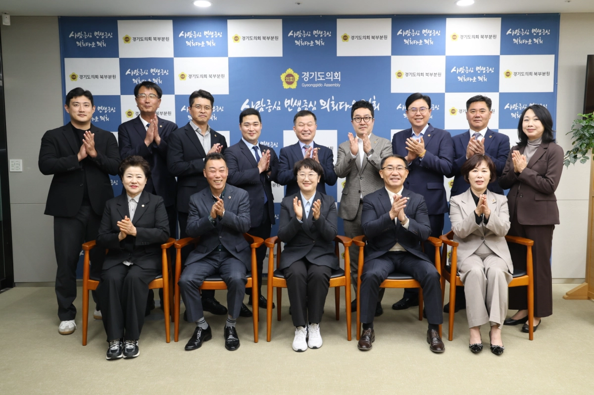 ▲ 경기도의회 경제노동위원회 고은정 위원장을 비롯한 상임위원회 소속 의원들이 제391회 정례회 제3차 상임위 회의를 마친 후, 제11대 후반기 의정활동의 성공적인 마무리를 기념하며 박수를 치고 있다. (사진=경기도의회)