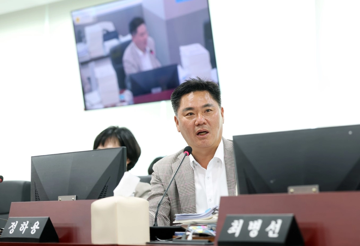 ▲ 정하용 의원이 제391회 정례회 제3차 경제노동위원회에서 소상공인 활성화 지원사업의 지방보조금 부실 집행 및 환수 실태를 강력히 지적하며 관리 체계 개선을 촉구하고 있다. (사진=경기도의회)