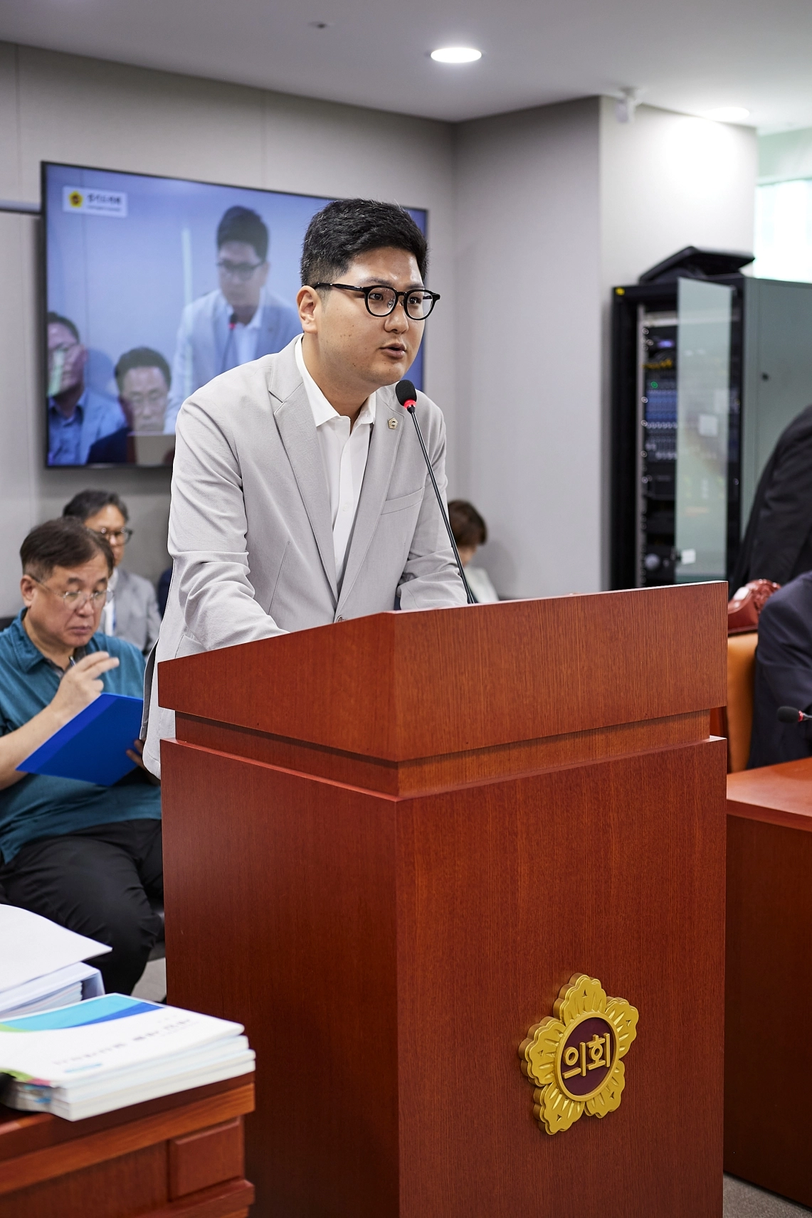 ▲ 오창준 의원이 제391회 정례회 상임위원회 회의에서 대표 발의한 ‘경기도 골목 안전지원에 관한 조례안’에 대해 제안설명을 하고 있다. (사진=경기도의회)
