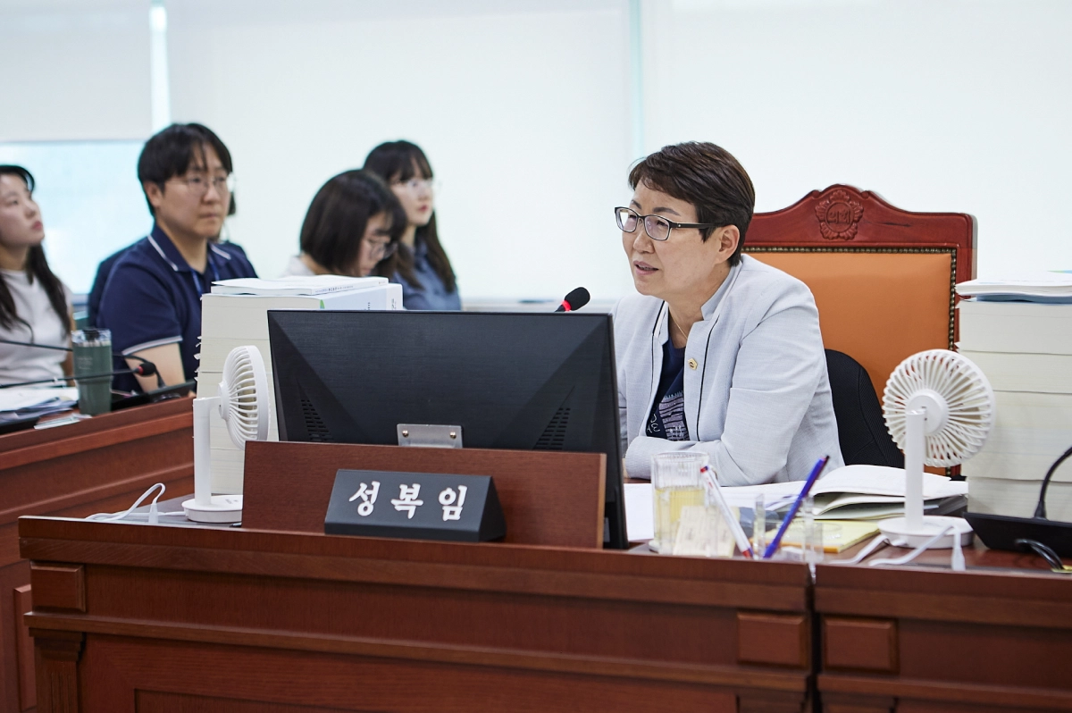 ▲ 성복임 의원이 제391회 정례회 건설교통위원회 2025회계연도 결산심사에서 교통국 등 집행부를 대상으로 반복되는 예산 불용 및 미수납 문제를 지적하며 실질적인 개선 대책 마련을 촉구하고 있다. (사진=경기도의회)