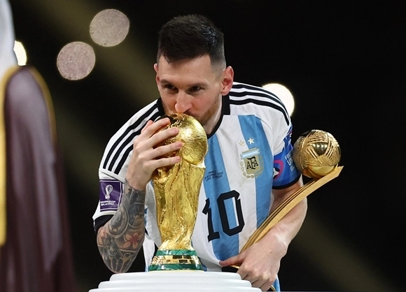 2022년 12월 18일(현지시간) 카타르 루사일 스타디움에서 열린 2022 국제축구연맹(FIFA) 카타르월드컵 결승전에서 아르헨티나가 프랑스를 상대로 승부차기 접전 끝 승리를 따냈다. 리오넬 메시를 중심으로 한 아르헨티나 선수들은 당시 36년 만의 월드컵 우승컵을 거머쥐었다. 루사일 로이터 연합뉴스