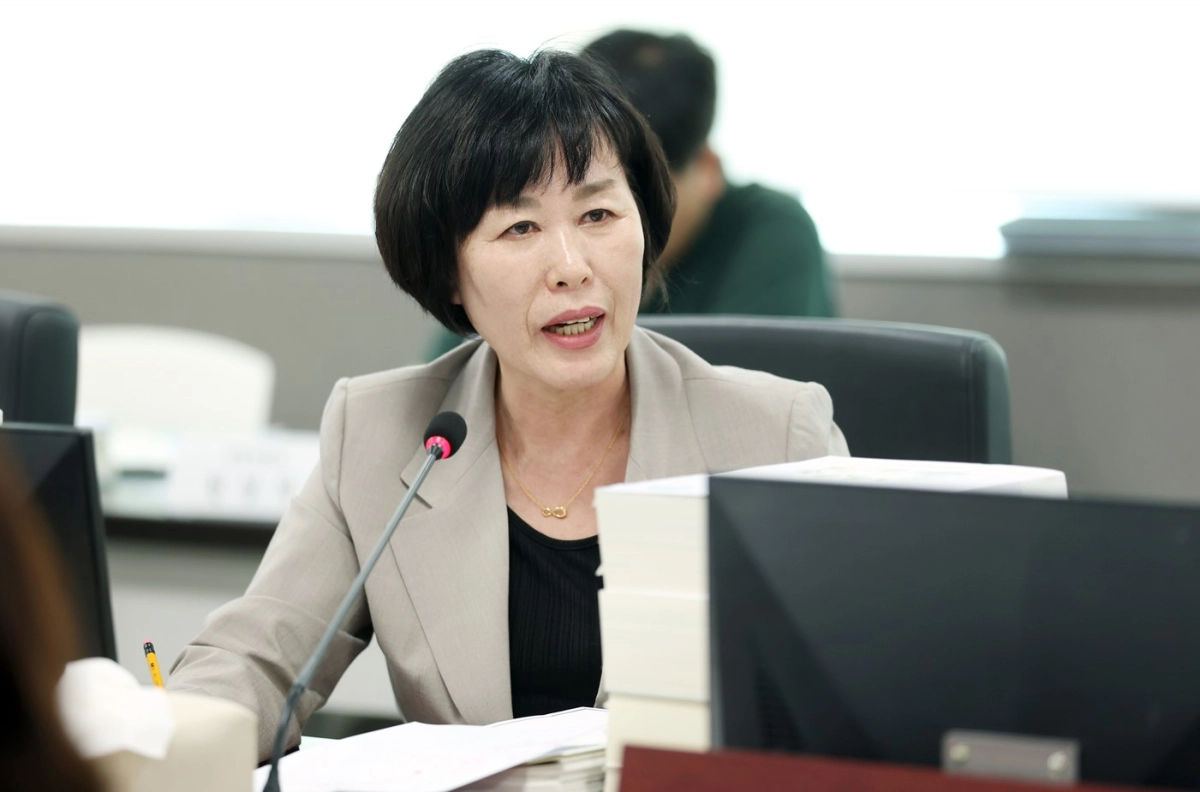 ▲ 이채영 의원이 경기도시장상권진흥원에서 열린 현장방문 간담회에서 전통시장 위생 관리체계 강화 및 청년 창업자 사후 지원 대책 마련을 촉구하고 있다. (사진=경기도의회)
