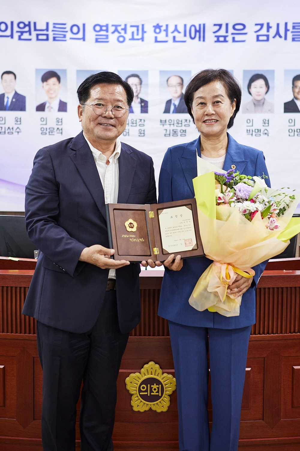 ▲ 경기도의회 건설교통위원회 박명숙 의원이 ‘2025년도 경기도의회 우수조례’ 의장상을 수상한 후 기념촬영을 하고 있다. (사진=경기도의회)