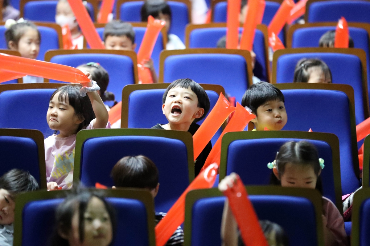 2026 북중미 월드컵 조별리그 A조 한국과 체코의 경기가 열린 12일 강원 춘천시 한림성심대학교 도헌대강당에서 한림성심대 부속 한림유치원생들이 붉은 막대를 흔들며 “대∼한민국”을 연호하고 있다. 2026.6.12 연합뉴스