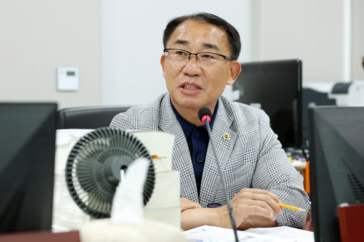 ▲ 김선영 의원이 제391회 정례회 제3차 경제노동위원회 회의에서 소상공인 활성화 지원 보조금의 부적정 집행 사태에 대한 경기도의 관리·감독 부실을 지적하며 재발 방지 대책을 촉구하고 있다. (사진=경기도의회)