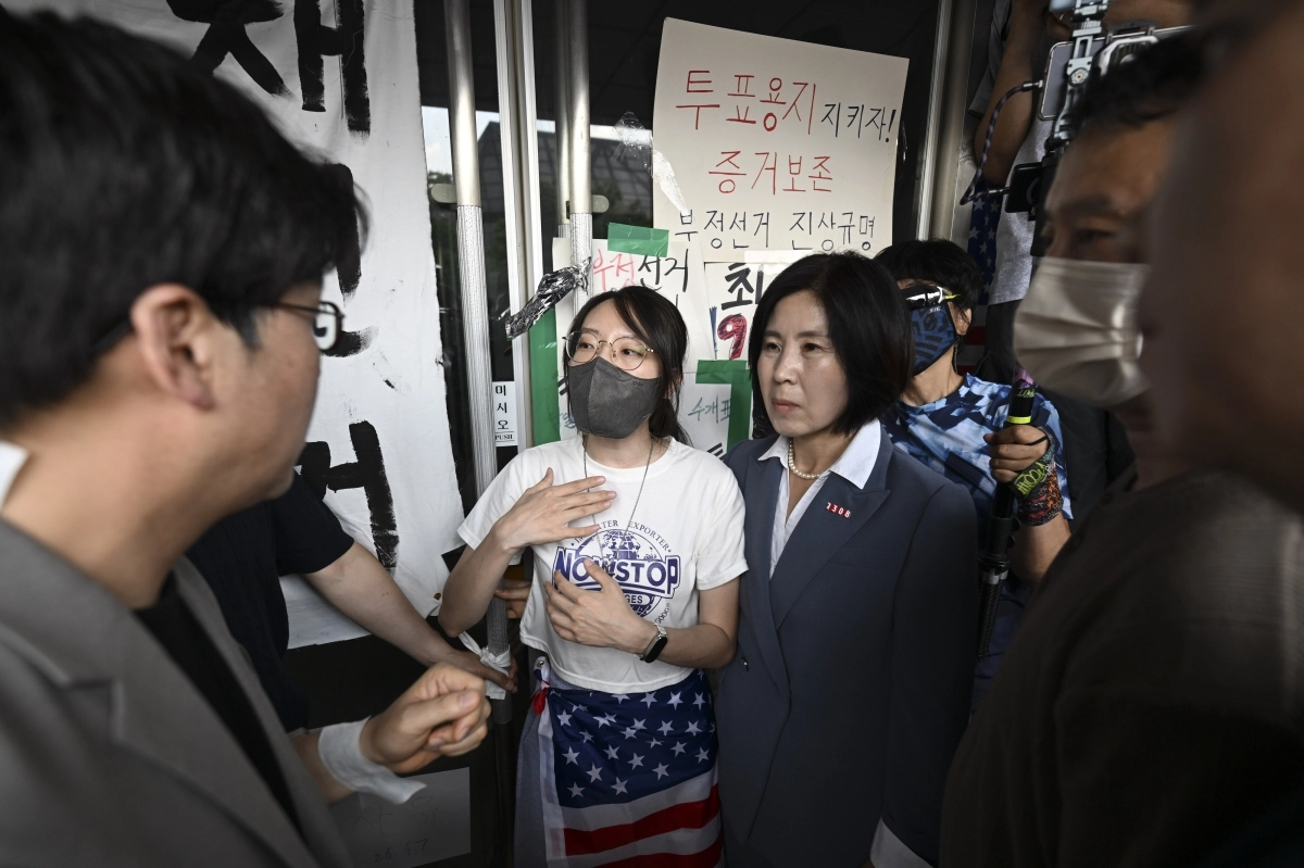 16일 서울 올림픽공원 핸드볼경기장에서 마스크를 쓴 시위 참가자가 대한체육회 등 입주 단체 관계자들의 진입을 막아서고 있다. 뉴시스