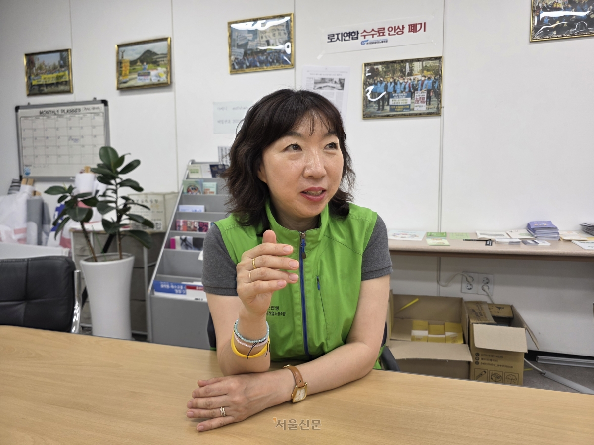 여민희 전국학습지산업노동조합 사무처장이 16일 서울 중구 전국대리운전노동조합 사무실에서 인터뷰하고 있다. 김임훈 기자
