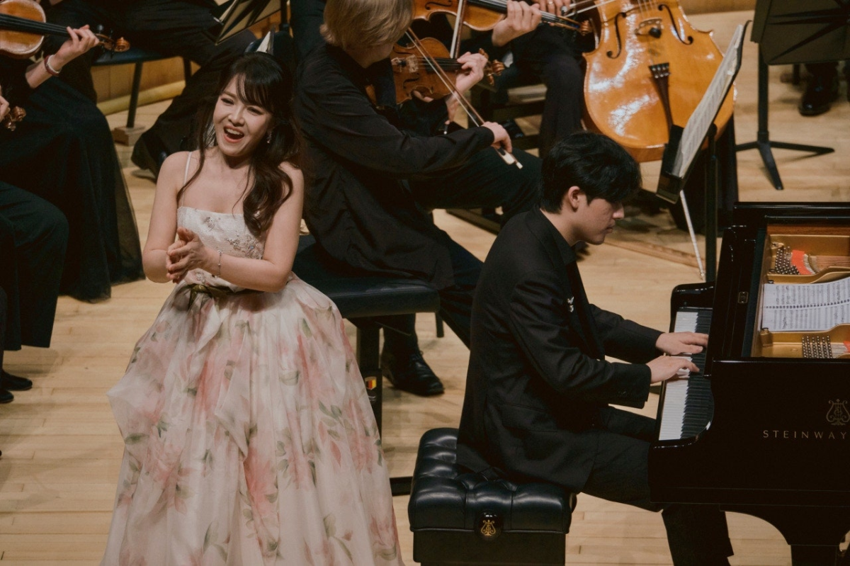 6월 15일 서울 롯데콘서트홀에서 열린 ‘티파니앤코와 함께하는 임윤찬＆카메라타 잘츠부르크’ 공연에서 피아니스트 임윤찬의 반주로 소프라노 임선혜(왼쪽)가 콘서트 아리아 ‘어찌 그대를 잊으리’(Ch’io mi scordi di te?)를 부르고 있다. ⓒShin-joong Kim·목프로덕션 제공