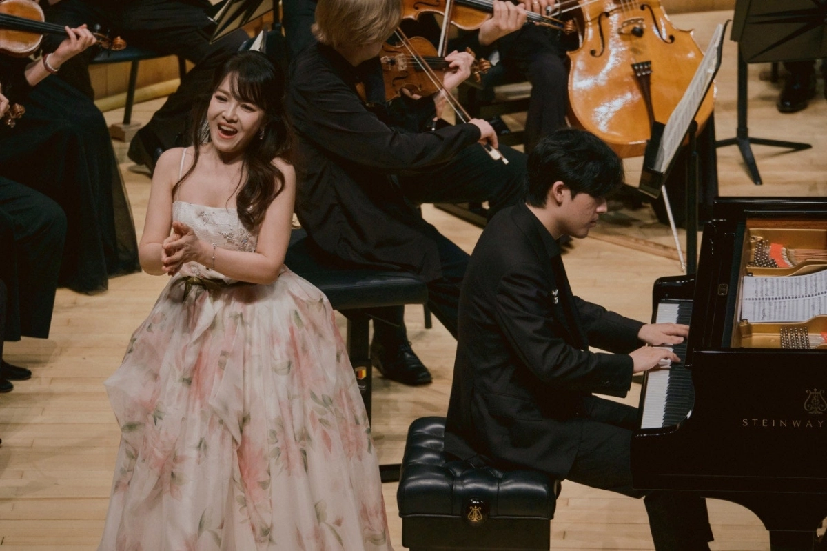 6월 15일 서울 롯데콘서트홀에서 열린 ‘티파니앤코와 함께하는 임윤찬＆카메라타 잘츠부르크’ 공연에서 피아니스트 임윤찬의 반주로 소프라노 임선혜(왼쪽)가 콘서트 아리아 ‘어찌 그대를 잊으리’(Ch’io mi scordi di te?)를 부르고 있다. ⓒShin-joong Kim·목프로덕션 제공