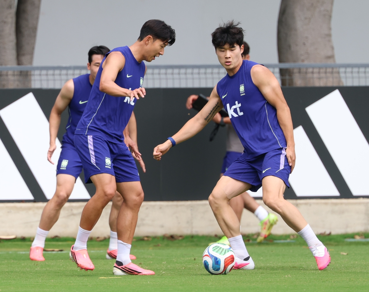 한국 축구 국가대표팀 손흥민(왼쪽)과 김태현이 16일(한국시간) 오전 멕시코 할리스코주 사포판의 베이스캠프 치바스 베르데 바예에서 2026 국제축구연맹(FIFA) 북중미월드컵 조별리그 A조 2차전 멕시코와의 경기에 대비해 훈련에 집중하고 있다. 사포판 연합뉴스