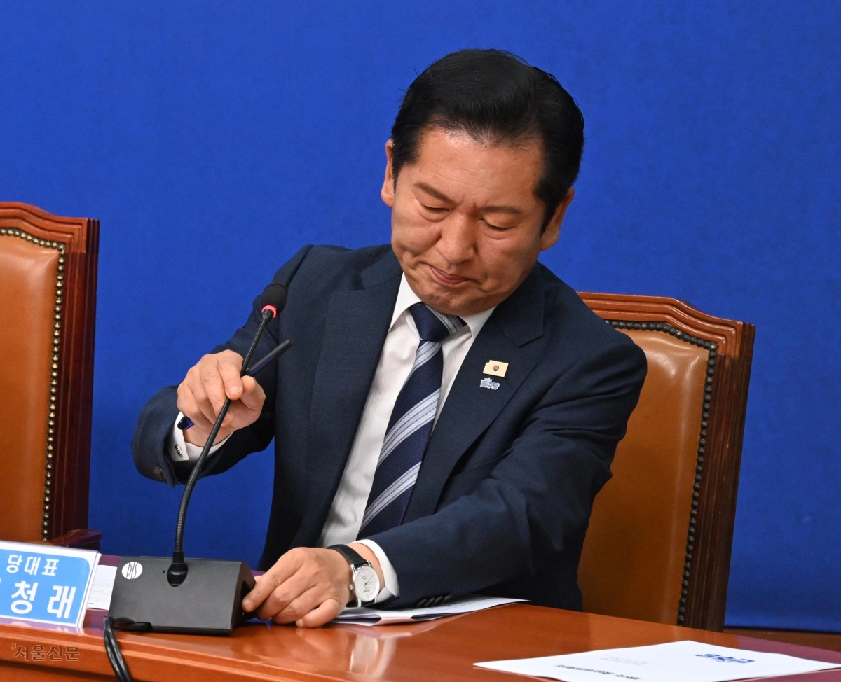 정청래 더불어민주당 대표가 16일 국회에서 열린 제6차 중앙위원회의에서 발언을 준비하고 있다. 안주영 전문기자