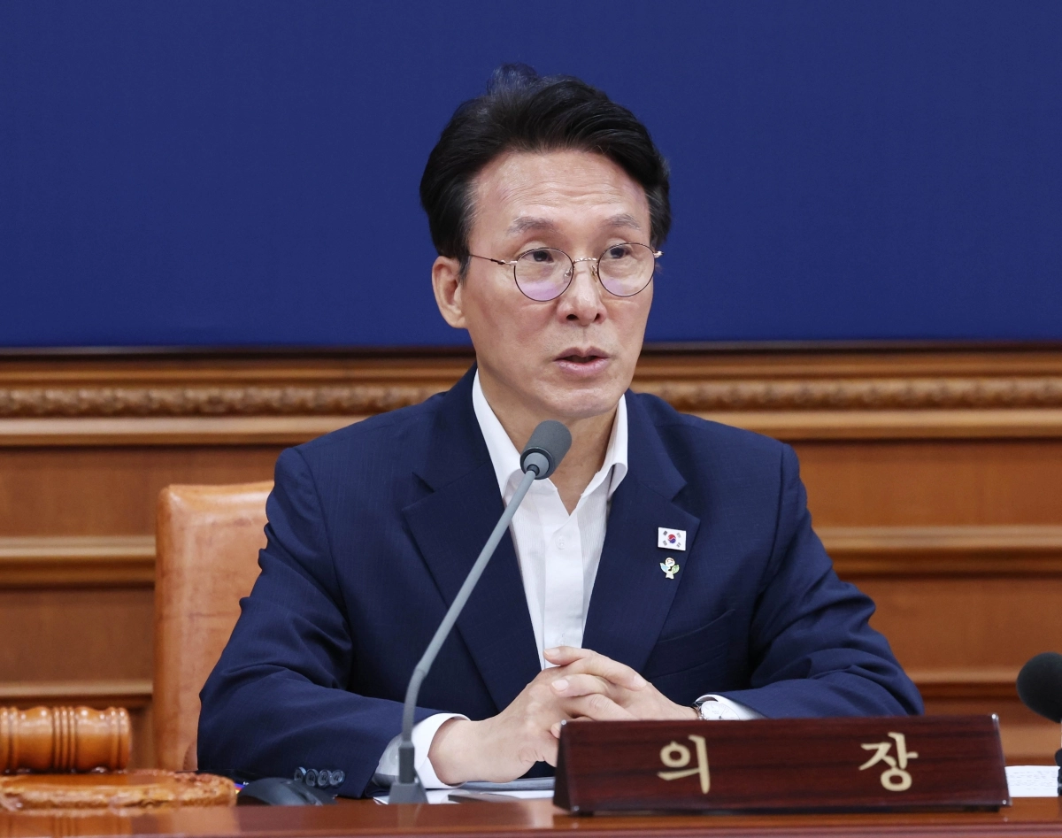 김민석 국무총리가 16일 서울 종로구 정부서울청사에서 국무회의 겸 비상경제본부회의를 주재하고 있다. 뉴시스