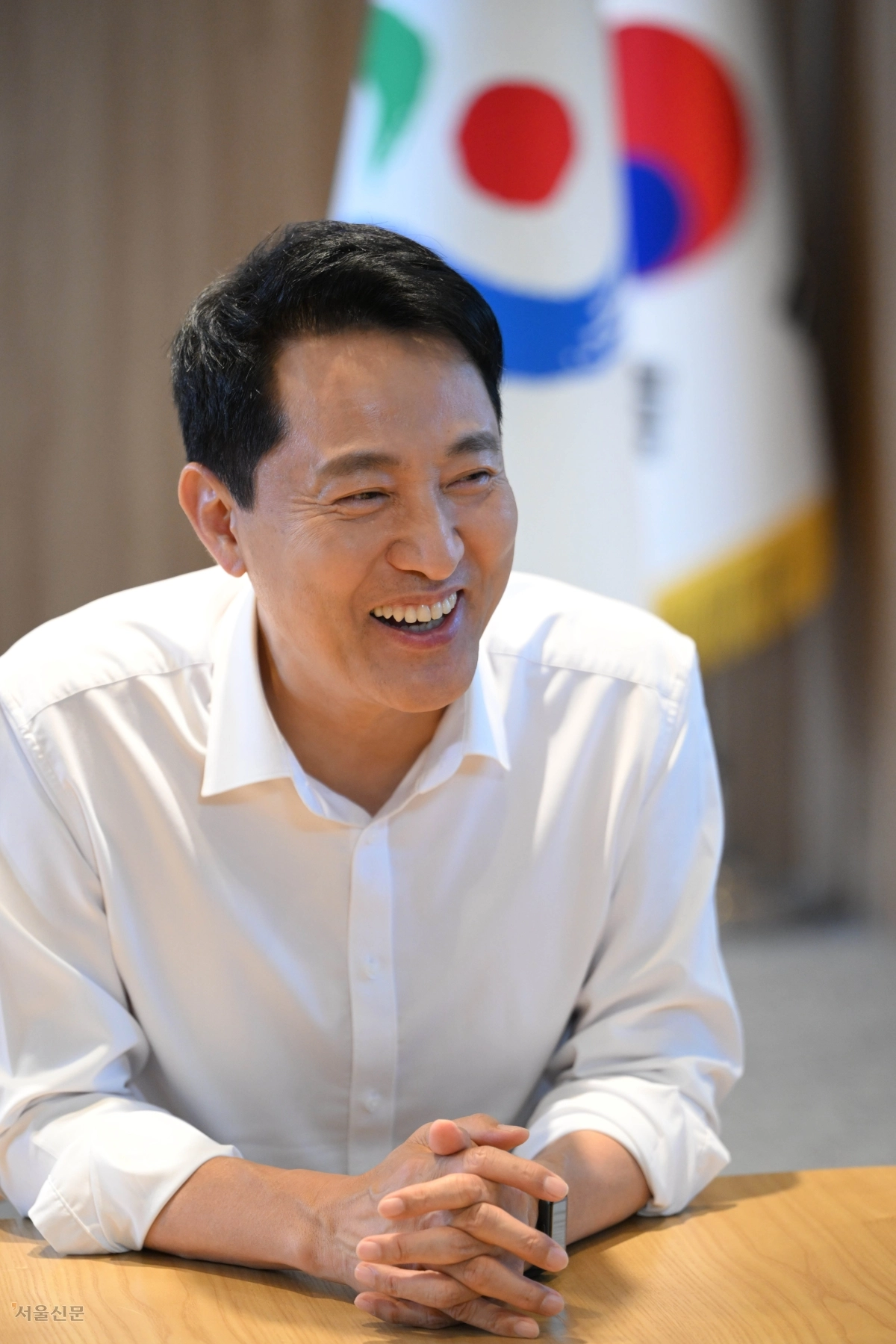 오세훈 서울시장이 15일 서울신문 인터뷰에서 “서울을 ‘글로벌 톱3’로 만들겠다고 약속하고 자리를 지켜냈다. 올 연말 글로벌 톱5에 오르고, 내년부터 3위를 향해 뛰겠다”며 활짝 웃고 있다. 시장 집무실 벽면에 세계 주요도시의 현지시간을 표시한 시계가 있는데, 이날부터 ‘서울’의 위치가 런던과 도쿄, 뉴욕, 파리에 이어 5번째로 바뀌었다. 홍윤기 기자
