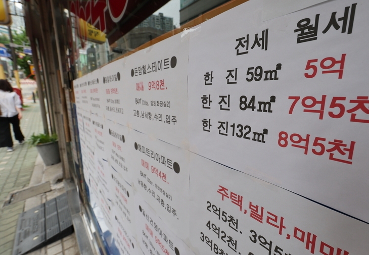 지난달 서울을 비롯한 수도권 주택시장 소비심리가 일제히 상승했다. 서울 주택시장 소비심리지수는 11개월 만에 최고 수준을 기록했고, 매매시장 소비심리지수도 동반 상승했다.  연합뉴스