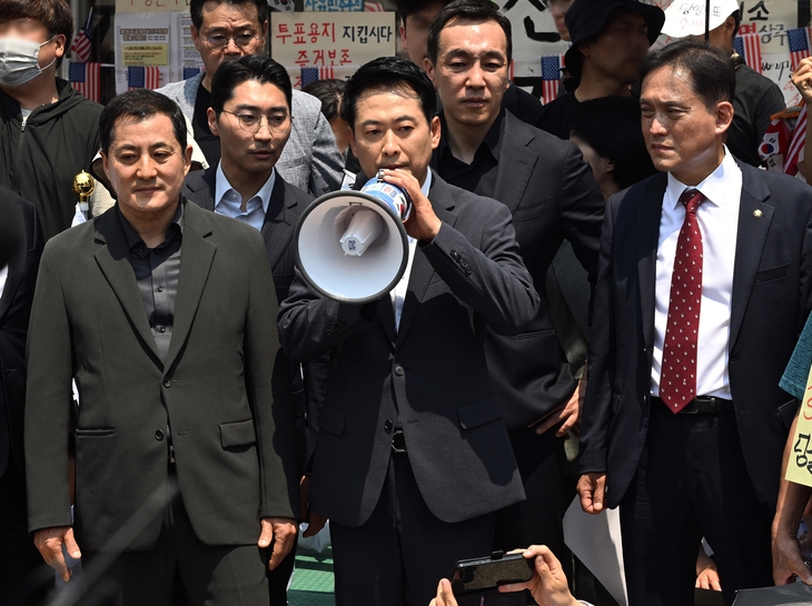 6·3지방선거 투표용지 부족 사태로 촉발된 잠실 개표소 봉쇄 시위가 이어진 16일 국민의힘 장동혁 대표가 서울 송파구 올림픽공원 핸드볼경기장 개표소를 찾아 확성기로 발언하고 있다. 공동취재