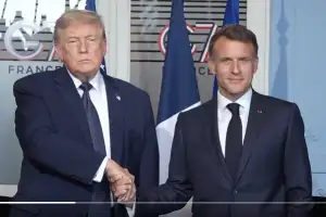G7 트럼프 ‘원맨쇼’…마크롱 손 꺾어잡고 “경멸 악수”