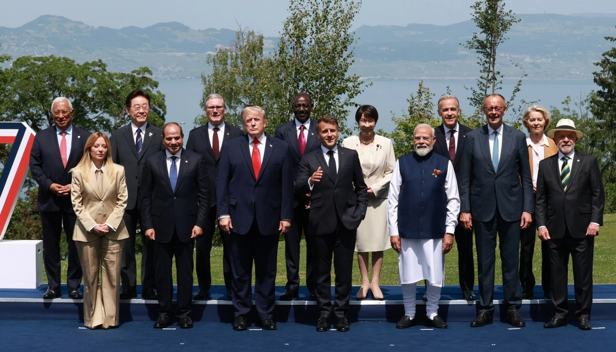 한 자리에 모인 G7 및 초청국 정상들