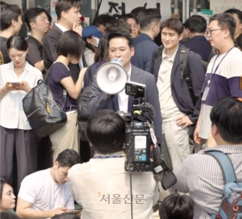 장동혁 국민의힘 대표가 16일 투표소 봉쇄 시위가 이어지고 있는 서울 송파구 올림픽공원에서 확성기를 든 채 발언하고 있다. 홍윤기 기자