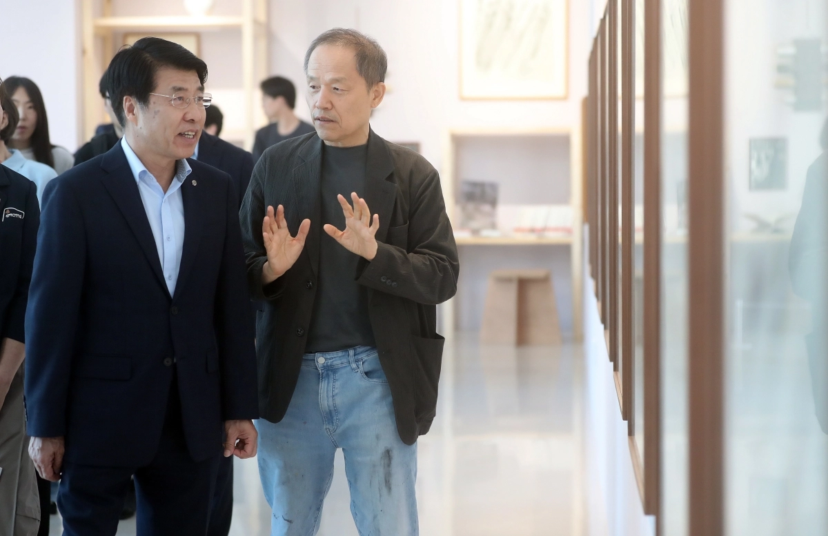 서강석(왼쪽) 송파구청장이 지난 15일 ‘더 갤러리 호수’에서 열린 ‘K-헤리티지 아트전: 미백’ 전시에서 김선두 화가로부터 작품 설명을 듣고 있다. 송파구 제공