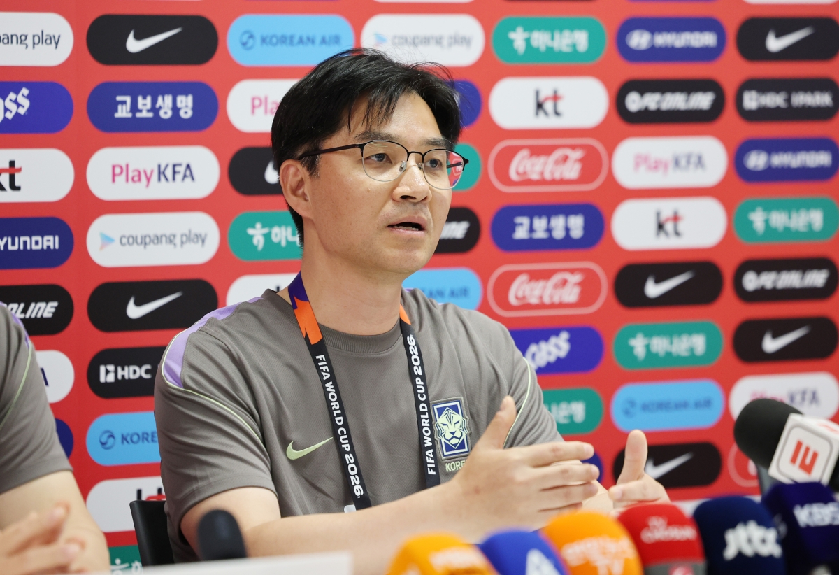 한덕현 대한민국 축구 국가대표팀 멘털 코치가 16일(한국시간) 멕시코 과달라하라 인근 사포판의 치바스 베르데 바예에서 취재진의 질문에 답하고 있다. 뉴스1