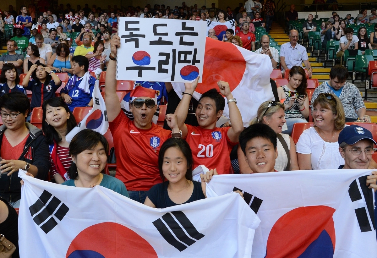 2012 런던올림픽에 출전한 대한민국 축구 대표팀이 8월 10일(현지시간) 영국 카디프 밀레니엄 스타디움에서 열린 축구 동메달 결정전에서 일본을 2-0으로 이기자 한국 선수들을 응원하던 교민들이 환호하고 있다. ‘독도는 우리땅’이란 팻말이 보인다. 올림픽사진공동취재단