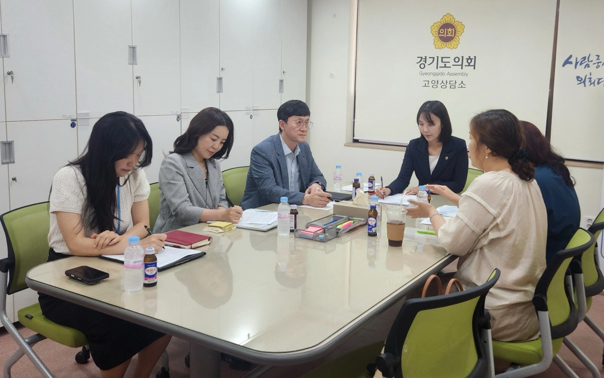 ▲ 이인애 경기도의원이 16일 경기도의회 고양지역상담소에서 경기도교육청 관계자 및 신원중학교 학부모들과 함께 신원고등학교 학급 증설과 고교 배정 현황 개선 방안을 논의하고 있다. (사진=경기도의회)
