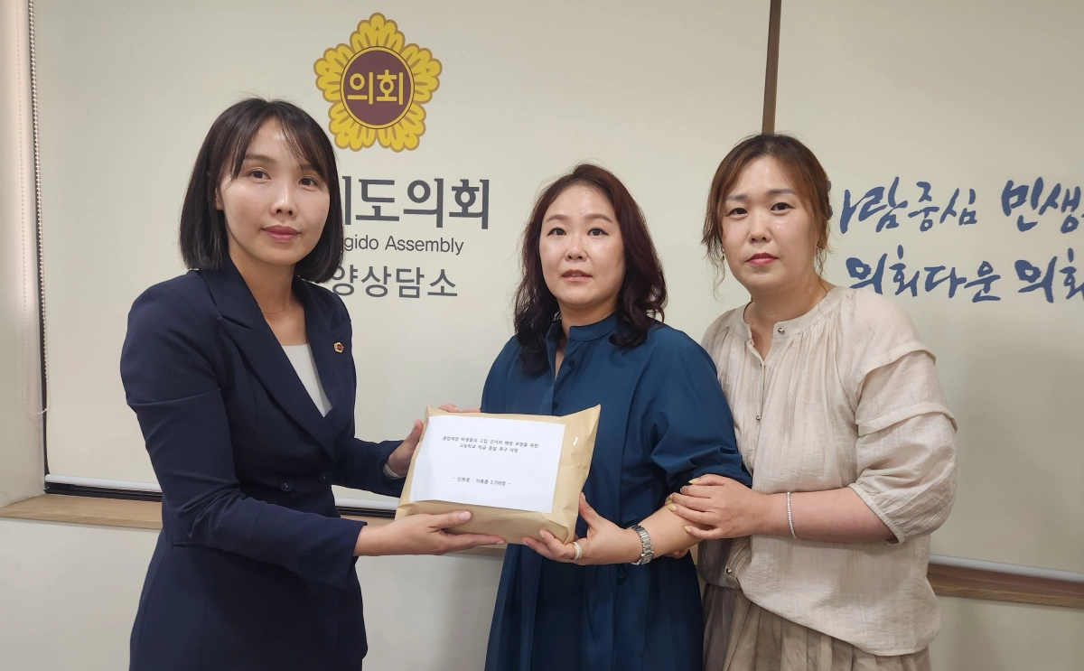 ▲ 이인애 의원이 신원중학교 학부모들로부터 고등학교 근거리 배정 및 학급 증설을 촉구하는 서명서를 전달받은 후 기념촬영을 하고 있다. (사진=경기도의회)